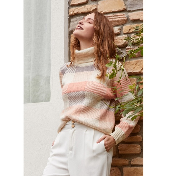 🎥 Colorblock Turtleneck Pullover Sweater - Picture 6 of 13